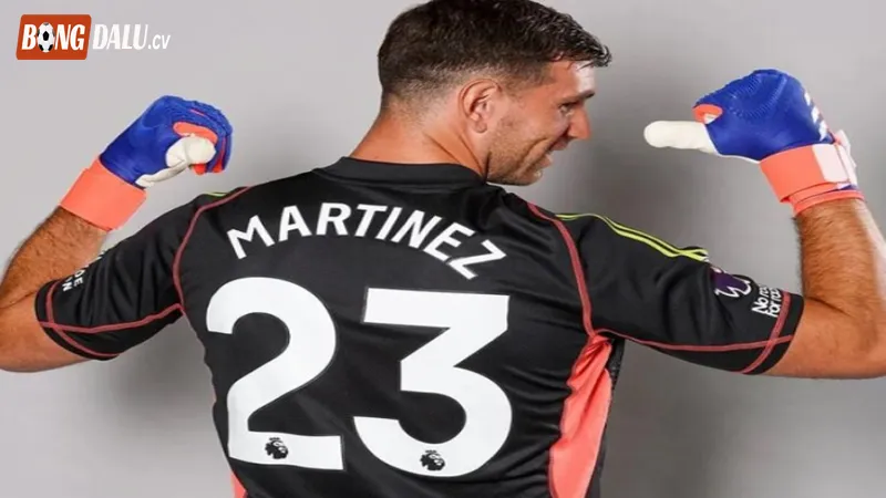 Emiliano Martinez Va Moi Quan He Ran Nut Voi Aston Villa